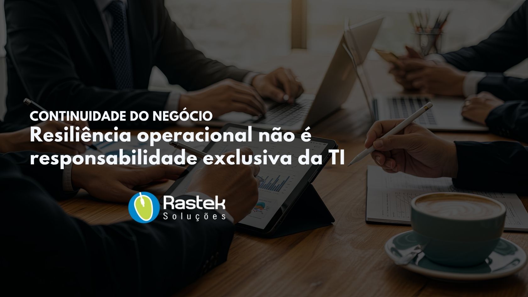 Executivos e profissionais de TI analisam um plano de resiliência operacional e continuidade de negócios